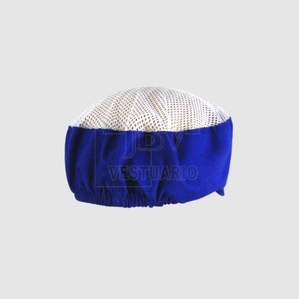 Gorro azul con visera y rejilla superior