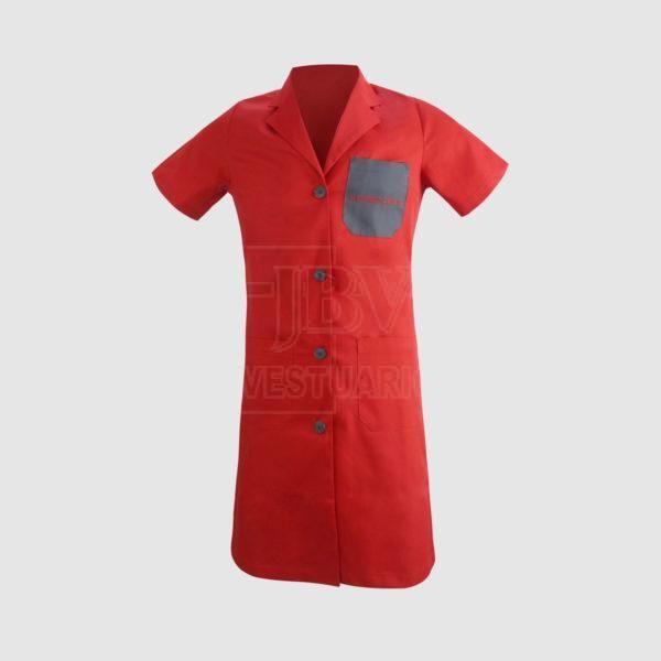 Bata roja con botones